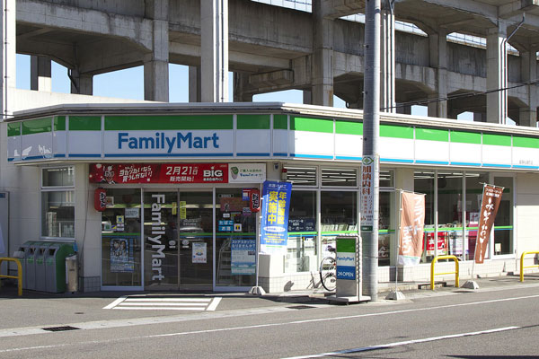 Surrounding environment. FamilyMart MatsuHiroshi store (5-minute walk ・ About 350m)