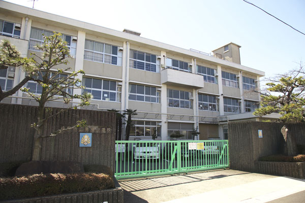 Surrounding environment. Huayang elementary school (4-minute walk ・ About 260m)