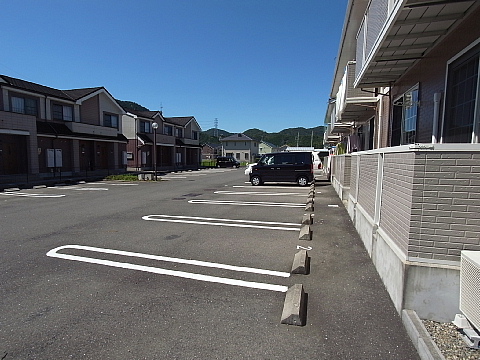 Parking lot. It has also become easier to park in a parallel parking parking. 