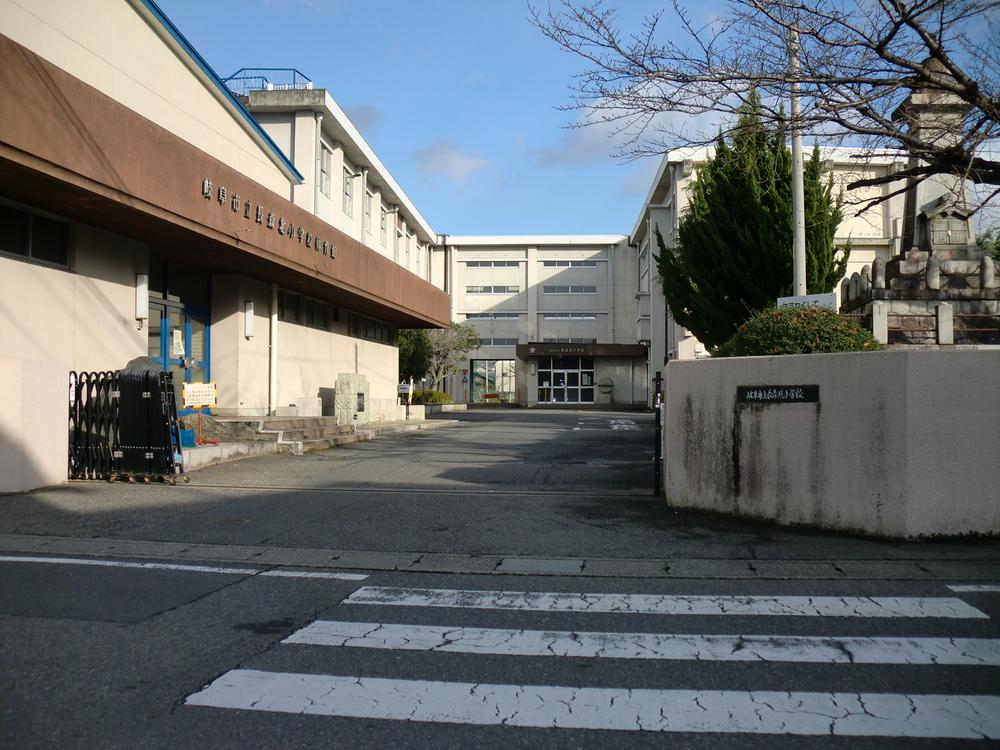 Primary school. Gifu Ritcho Morikita 200m up to elementary school