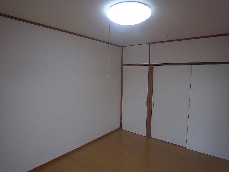 Other room space. White wall, The door is much dazzling .... 