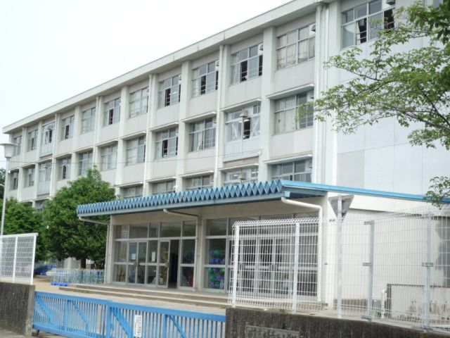 Primary school. Municipal Nagamori Nishi Elementary School until the (elementary school) 1200m