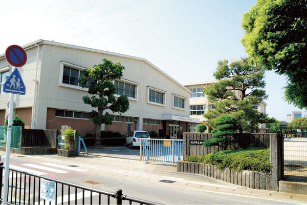 Surrounding environment. Kano Nishi Elementary School (7 min walk ・ About 500m)