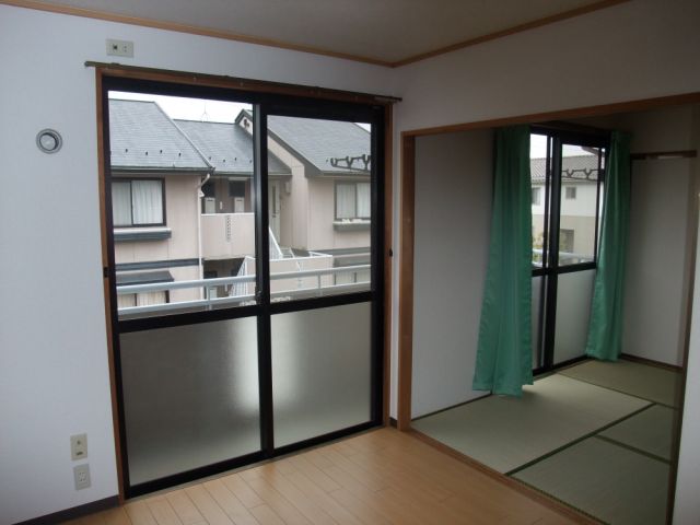Living and room. Sliding door of Western and Japanese-style room is by removing all