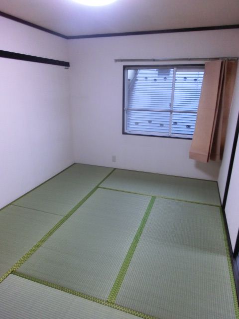 Living and room. Japanese-style room to settle! 