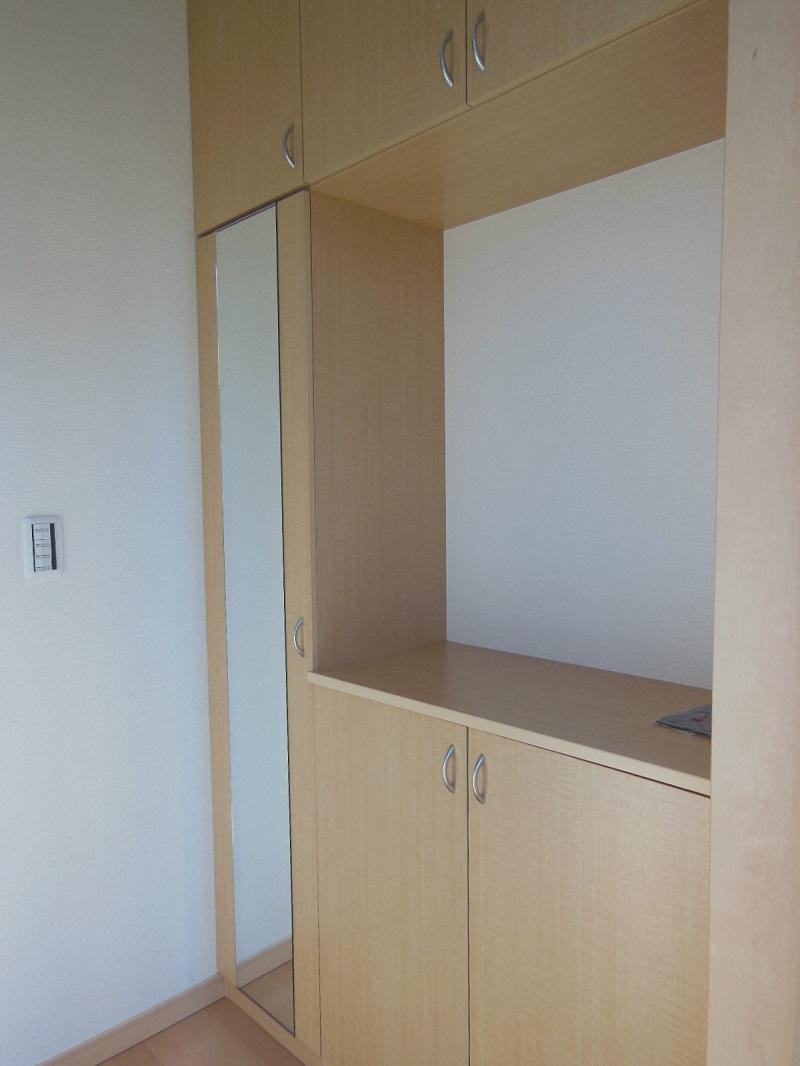 Other Equipment. Shoes closet With a full-length mirror