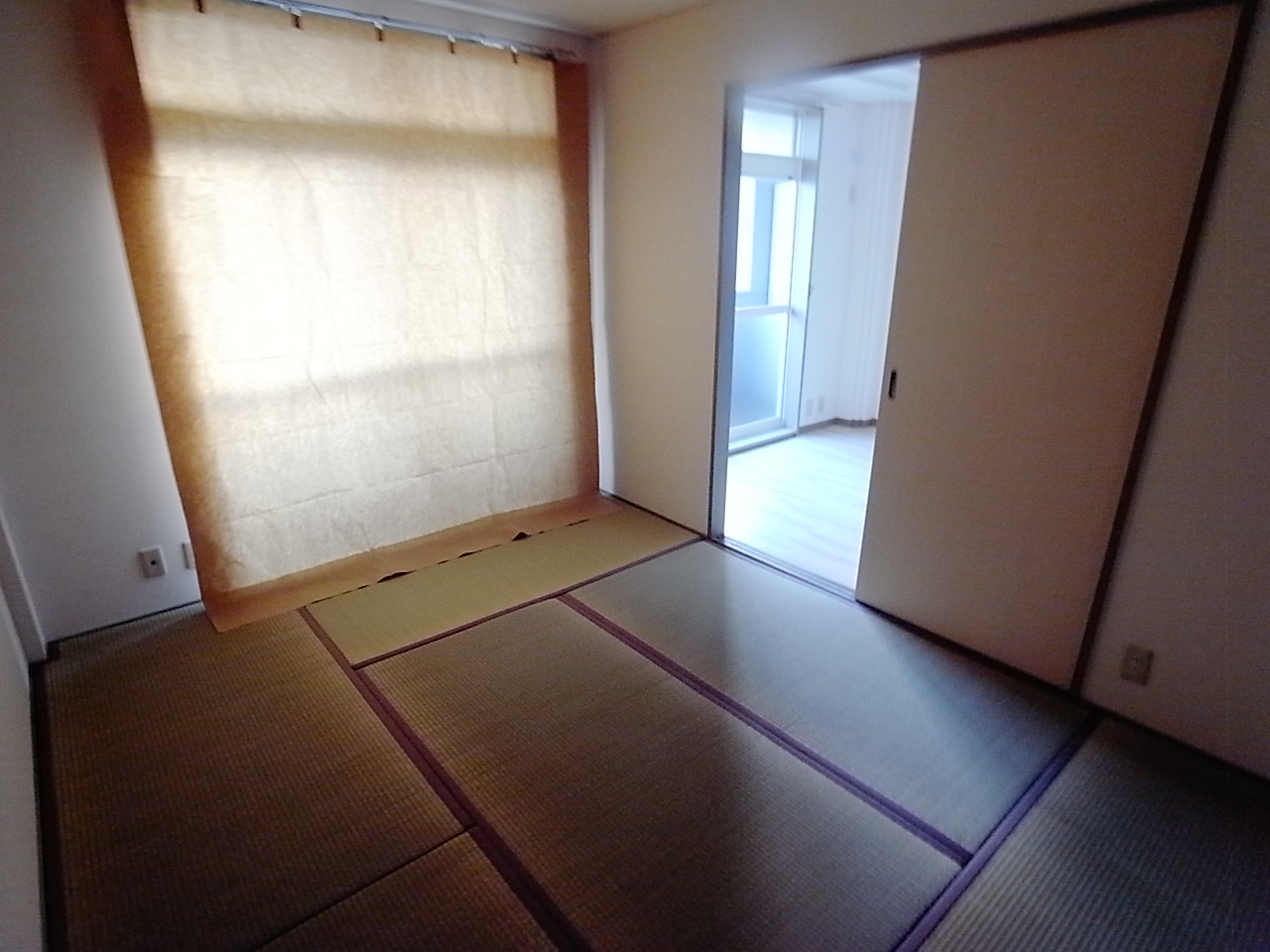 Living and room. The south side of the Japanese-style room 6 quires