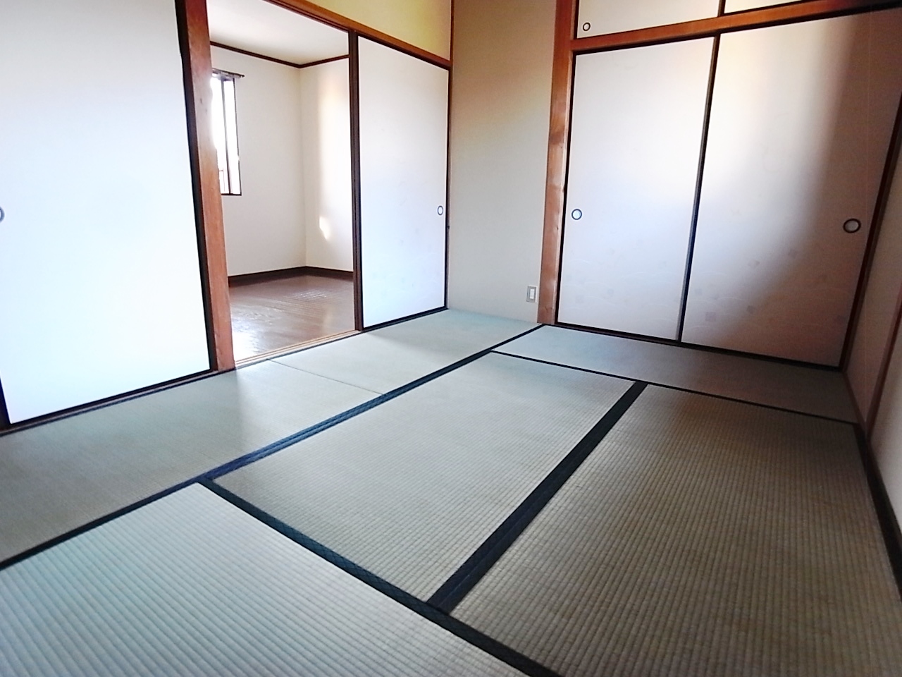 Living and room. It will calm and there is a Japanese-style room. 