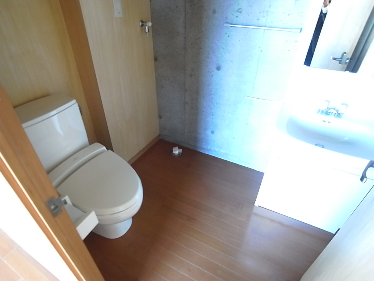 Toilet. Washroom and toilet are together of type ☆ 