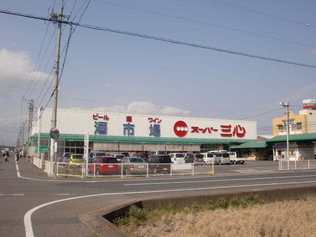 Supermarket. 800m to Super Sankokoro (Super)