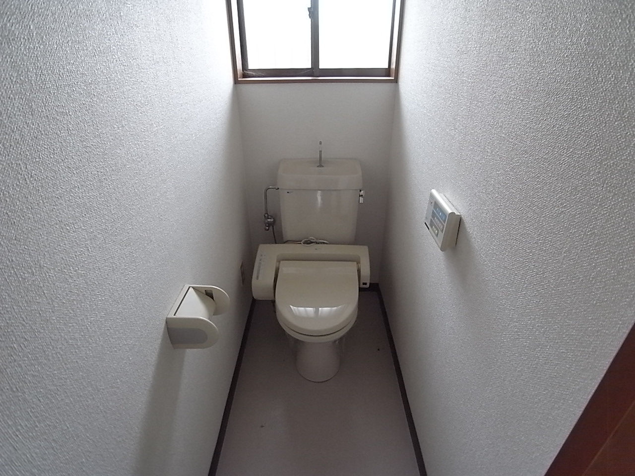 Toilet. It is a window is glad the toilet ^^