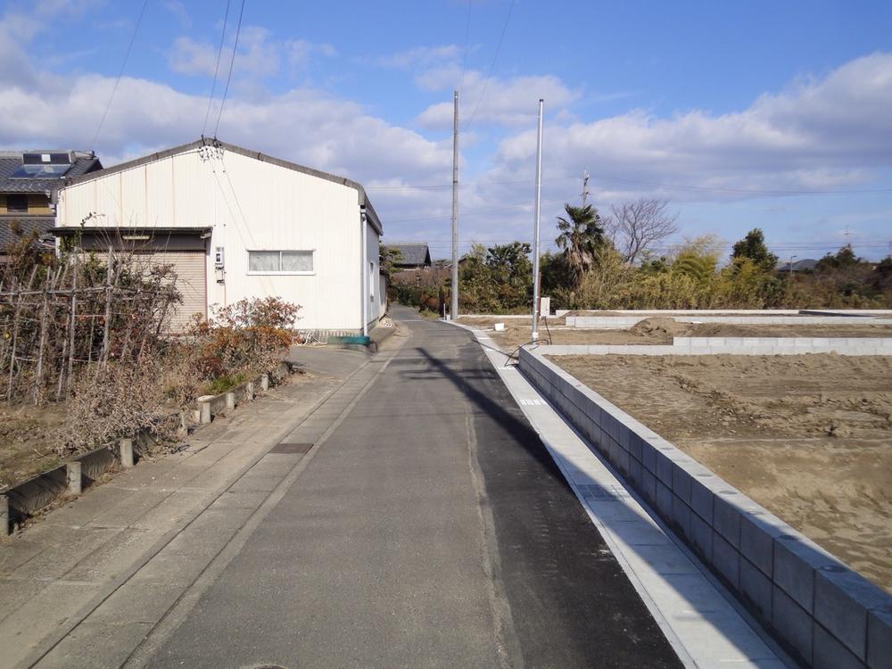 Local photos, including front road. (2013.12.16 shooting)