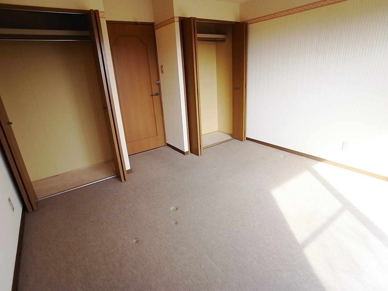 Other room space. It is carpet ☆ Also it comes with a key