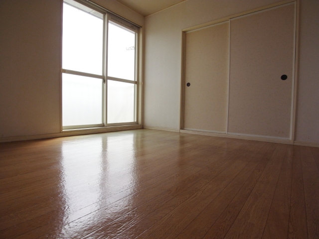 Other room space. It is bright because of large windows ☆ 