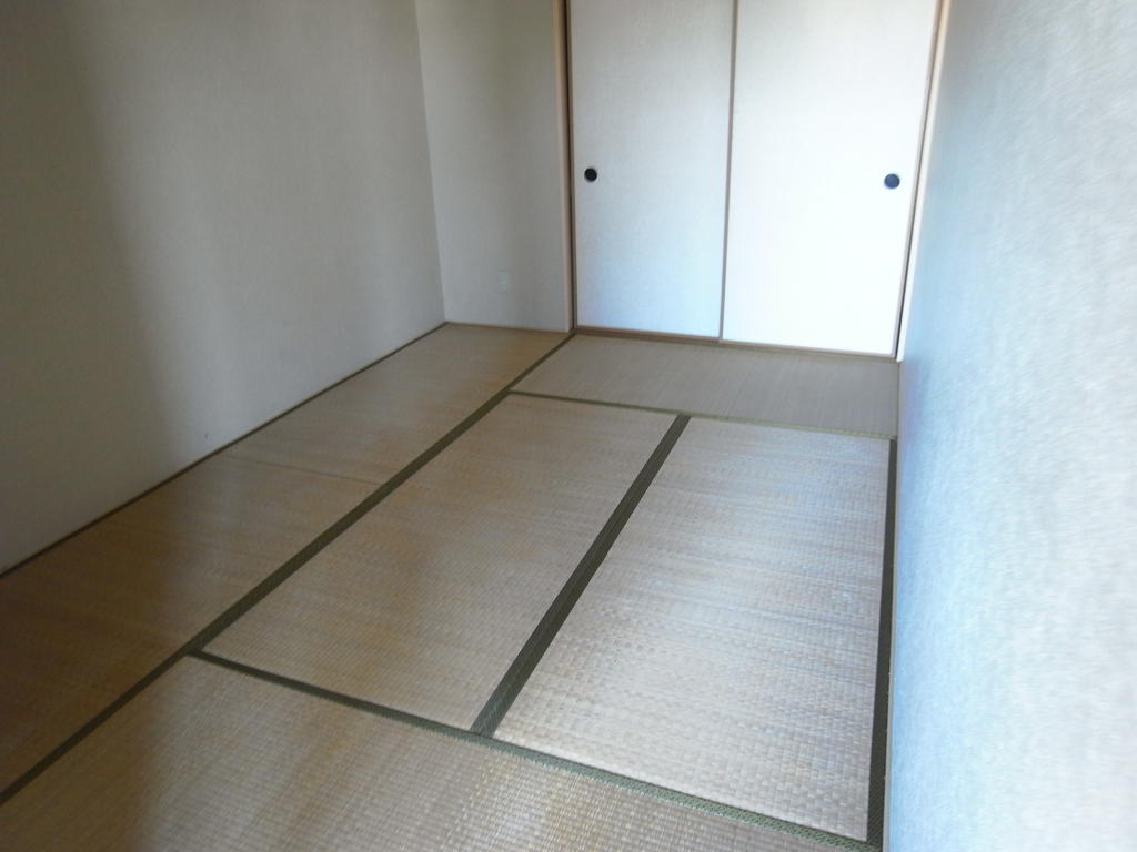 Other room space. Japanese-style room 6 quires ☆ In the bedroom here is the person who futon school