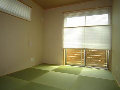 Other introspection. Design tatami Japanese-style, In blind and wood fence, You can also open a ne window without having to worry about pedestrian. 