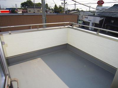 Balcony. Spacious balcony. Jose you a lot laundry and bedding. 