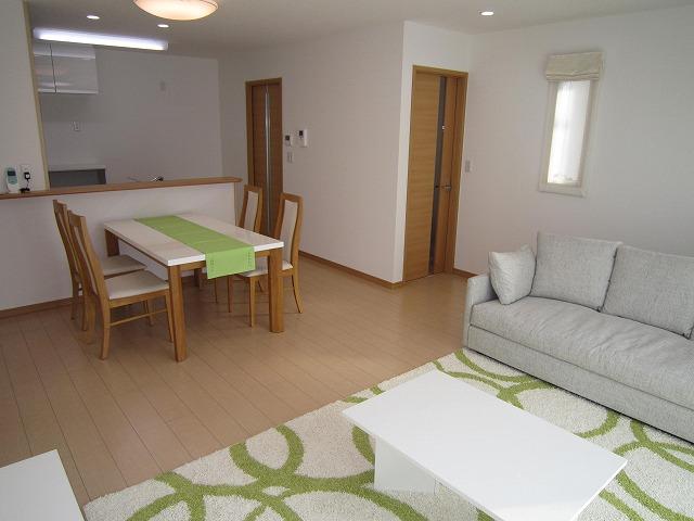 Living. Popular face-to-face kitchen