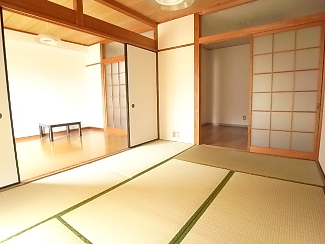 Other room space. It is bright Japanese-style room on the south-facing ☆ 
