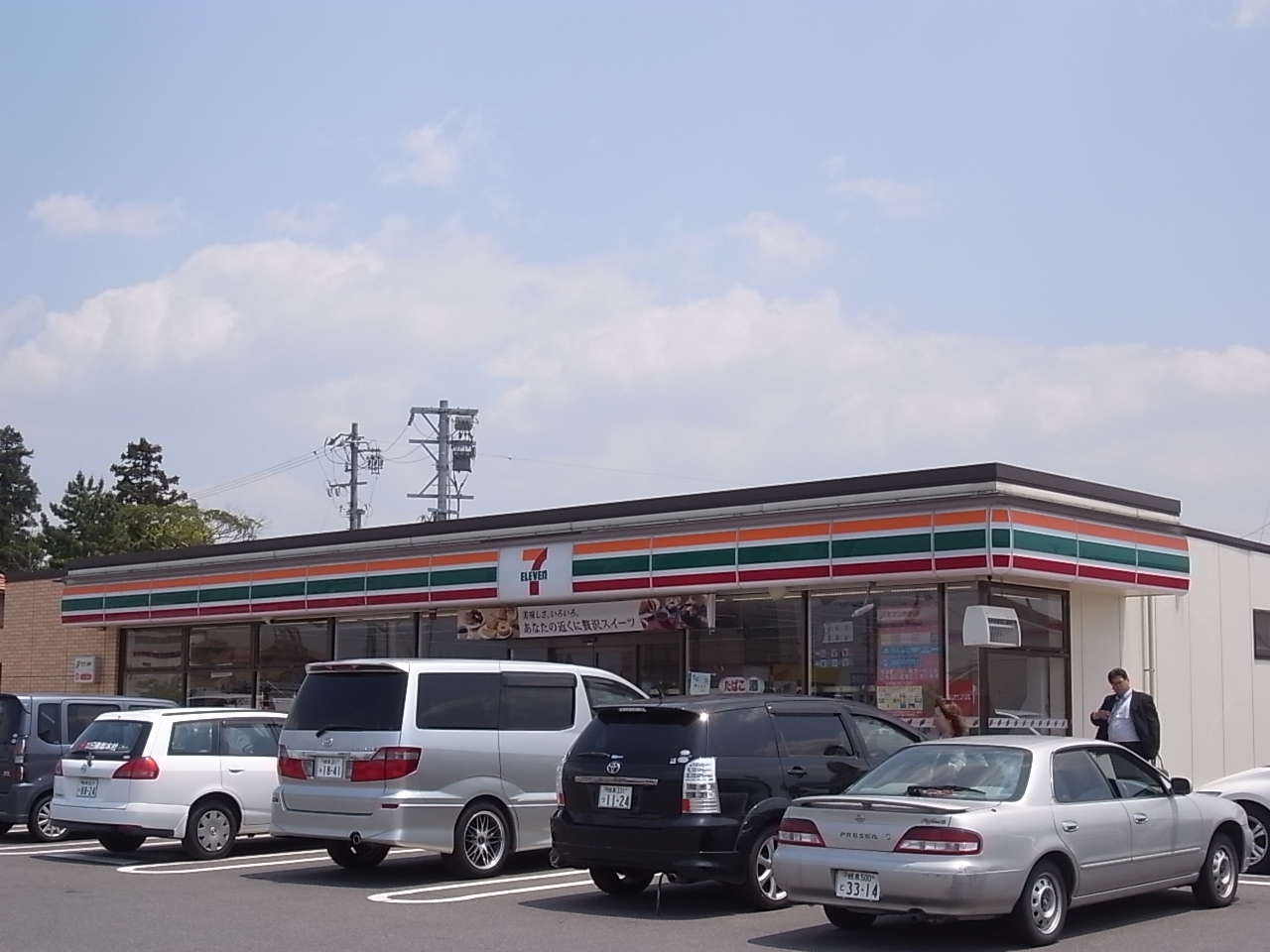 Convenience store. Seven-Eleven Hashima Ekimae up (convenience store) 581m