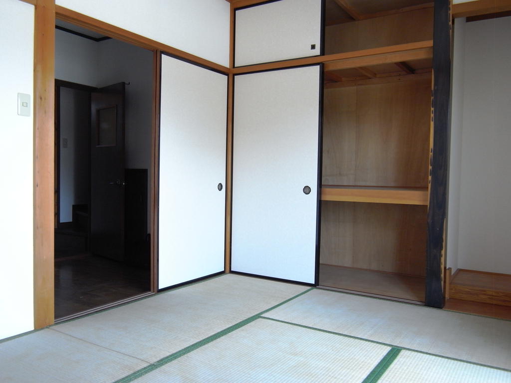 Other room space. There is housed in a Japanese-style room! 