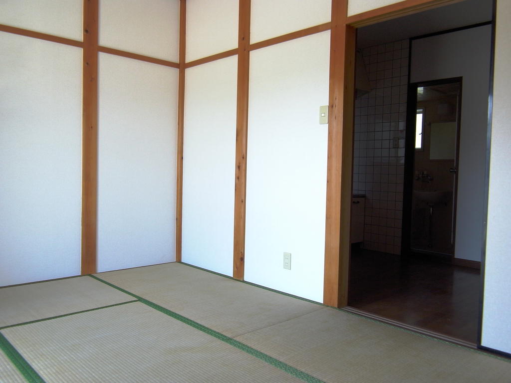Other room space. There first floor Japanese-style room. 