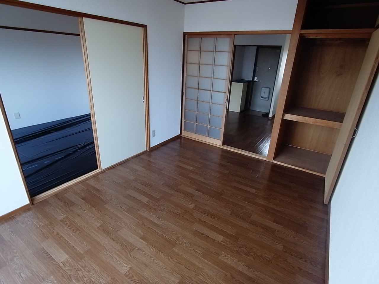 Living and room. There is housed in a Western-style room is useful ^^