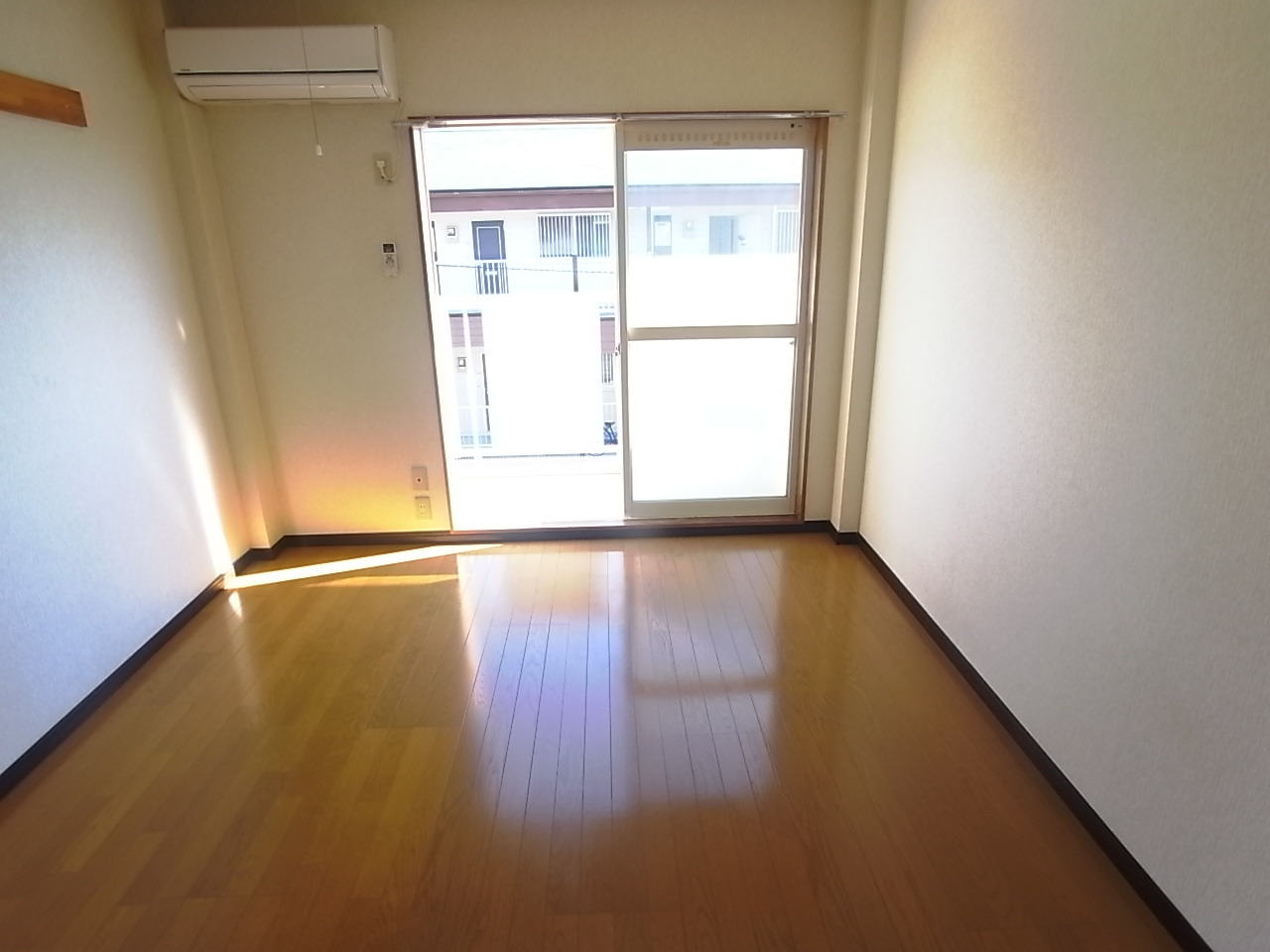 Living and room. It is a bright room ☆ 