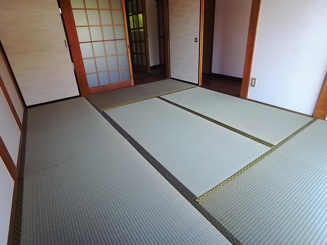 Living and room. Japanese-style room is 6 quires. It will calm and there is a Japanese-style room