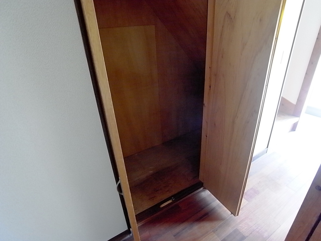 Receipt. Is under the stairs there is a storage. Such as the vacuum cleaner is to here ☆ 