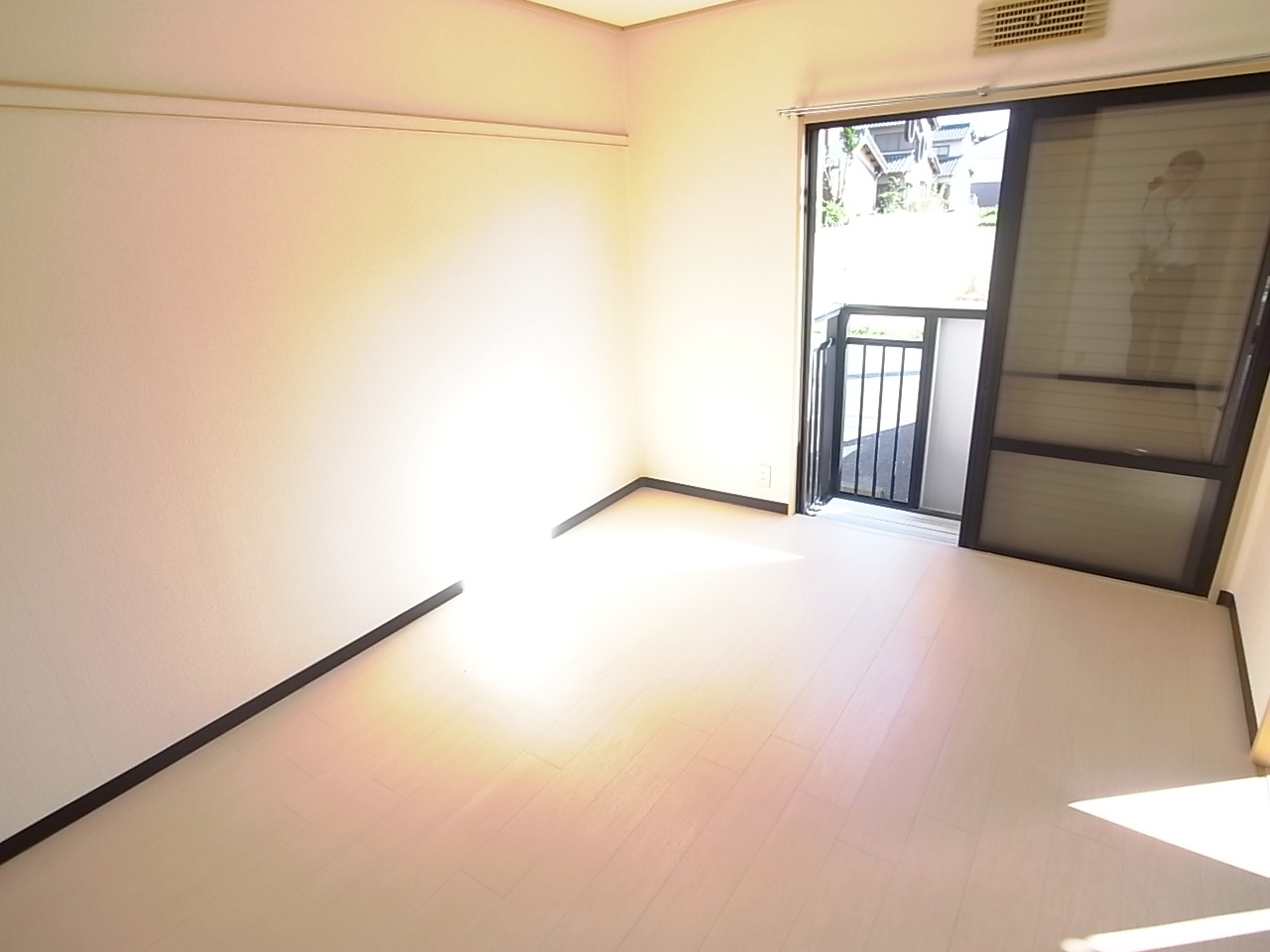 Living and room. It comes with shutters! It is safe ☆ 
