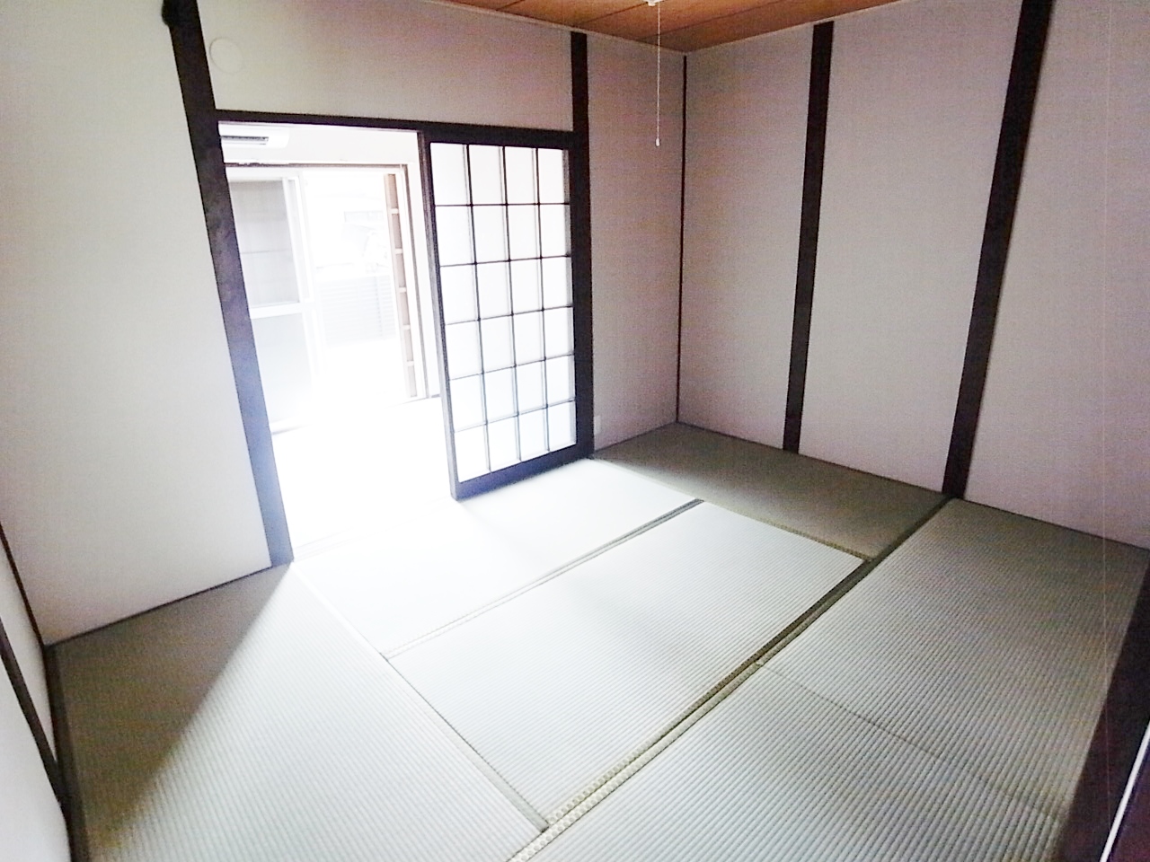 Living and room. 6 is a tatami mat Japanese-style room. 