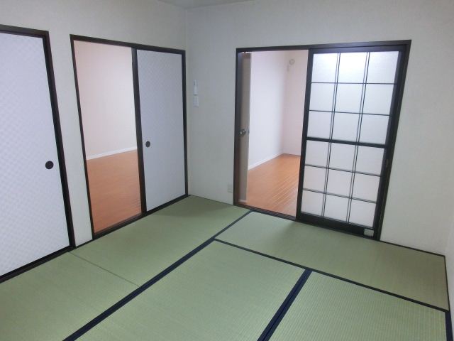 Living and room. Japanese-style room for the children! 
