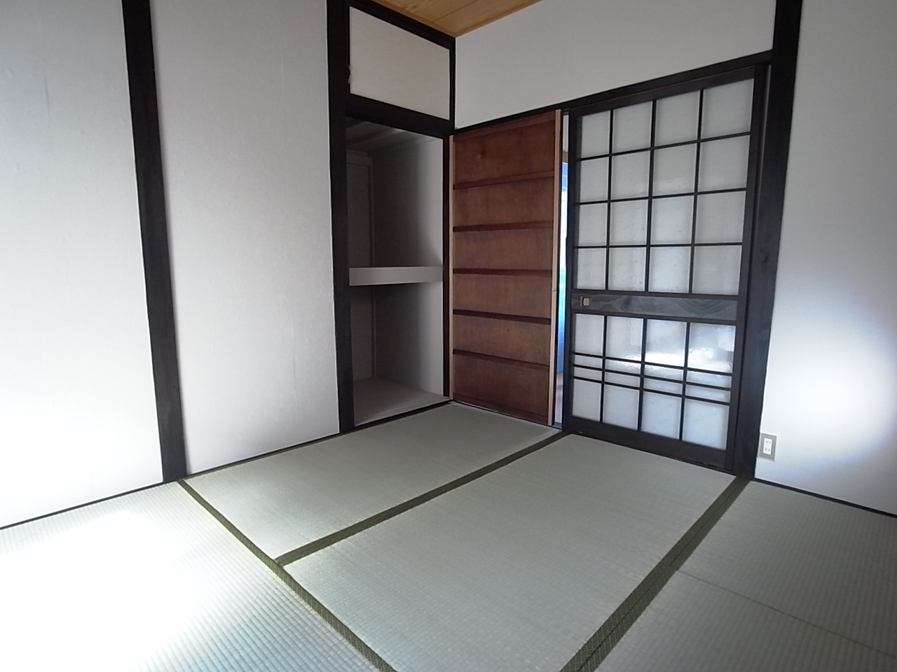 Other room space. It can be used widely to the room because there is a closet! 