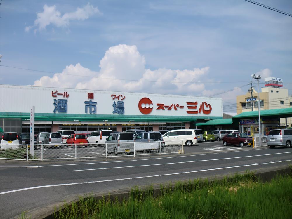 Supermarket. 500m to super three-core