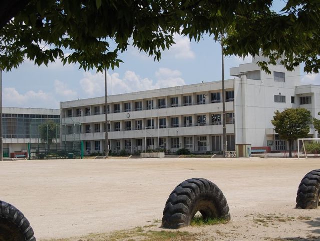 Primary school. 1200m to the north elementary school (elementary school)