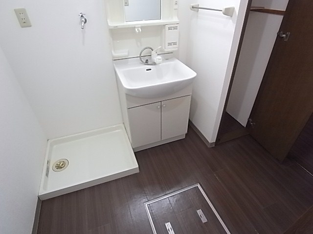 Washroom. Cleaning is also simple shampoo dresser! 