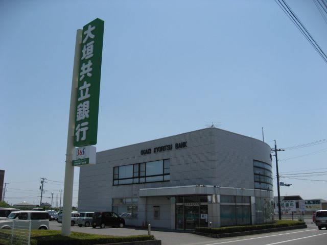 Bank. Ogaki Kyoritsu Bank until the (bank) 1700m