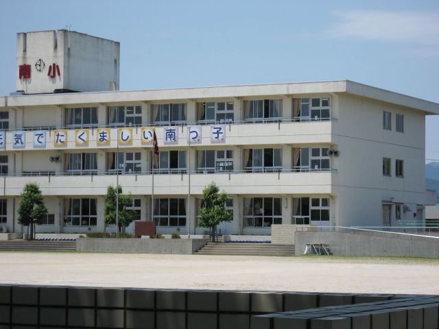 Primary school. Municipal to the south elementary school (elementary school) 1700m