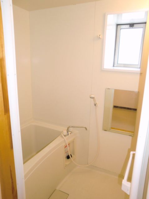 Bath. Bathroom with a ventilation window, You Hakadori also clean