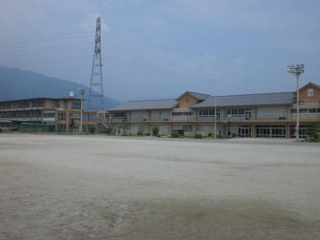 Primary school. Municipal Yutakachi up to elementary school (elementary school) 1600m