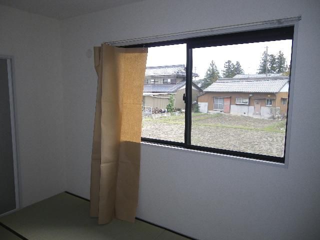 Living and room. It will also have calm Japanese-style room. 
