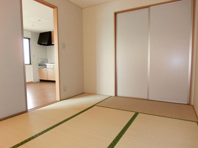 Living and room. 6 Pledge Japanese-style room. 