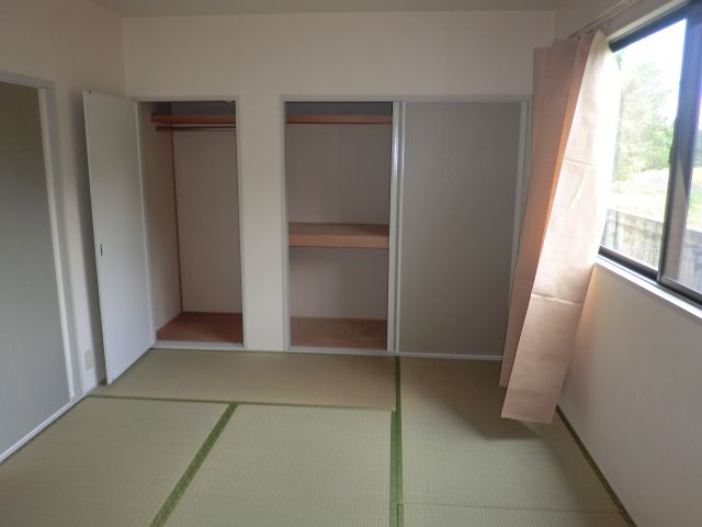 Living and room. Large storage space equipped to Japanese-style room. 