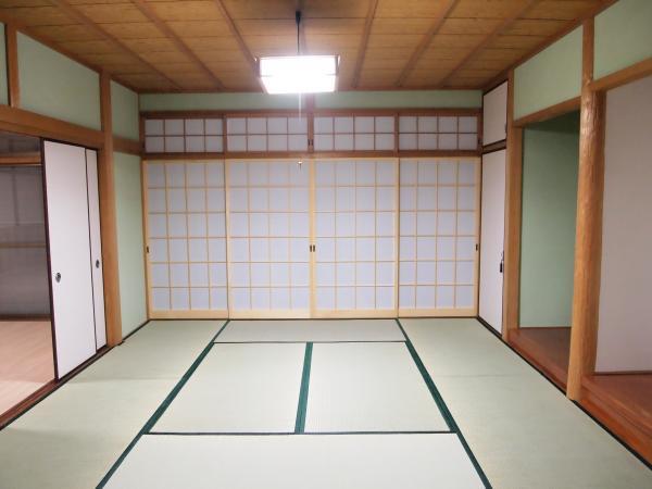 Non-living room. Japanese-style room of healing of pale green and wood of warmth
