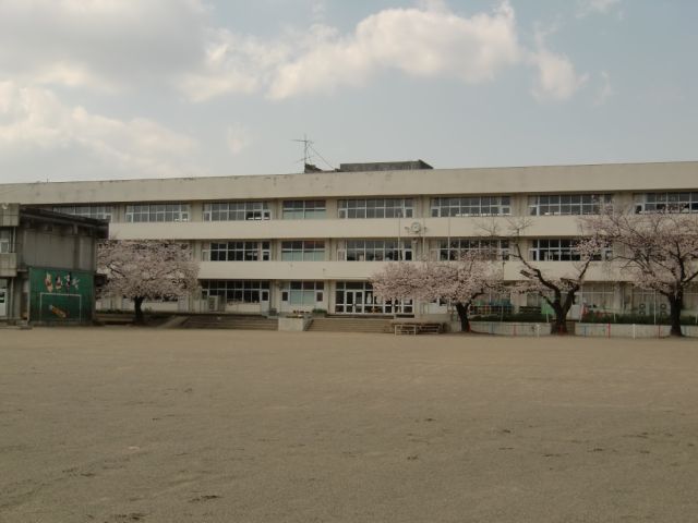 Primary school. Municipal Unuma third 950m up to elementary school (elementary school)