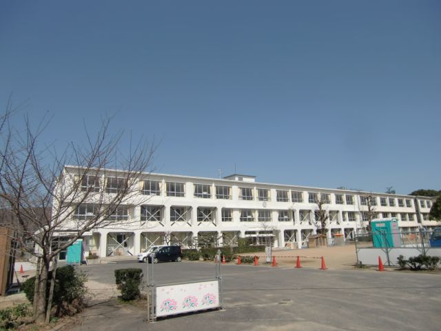 Primary school. 2700m to Municipal Sohara first elementary school (elementary school)