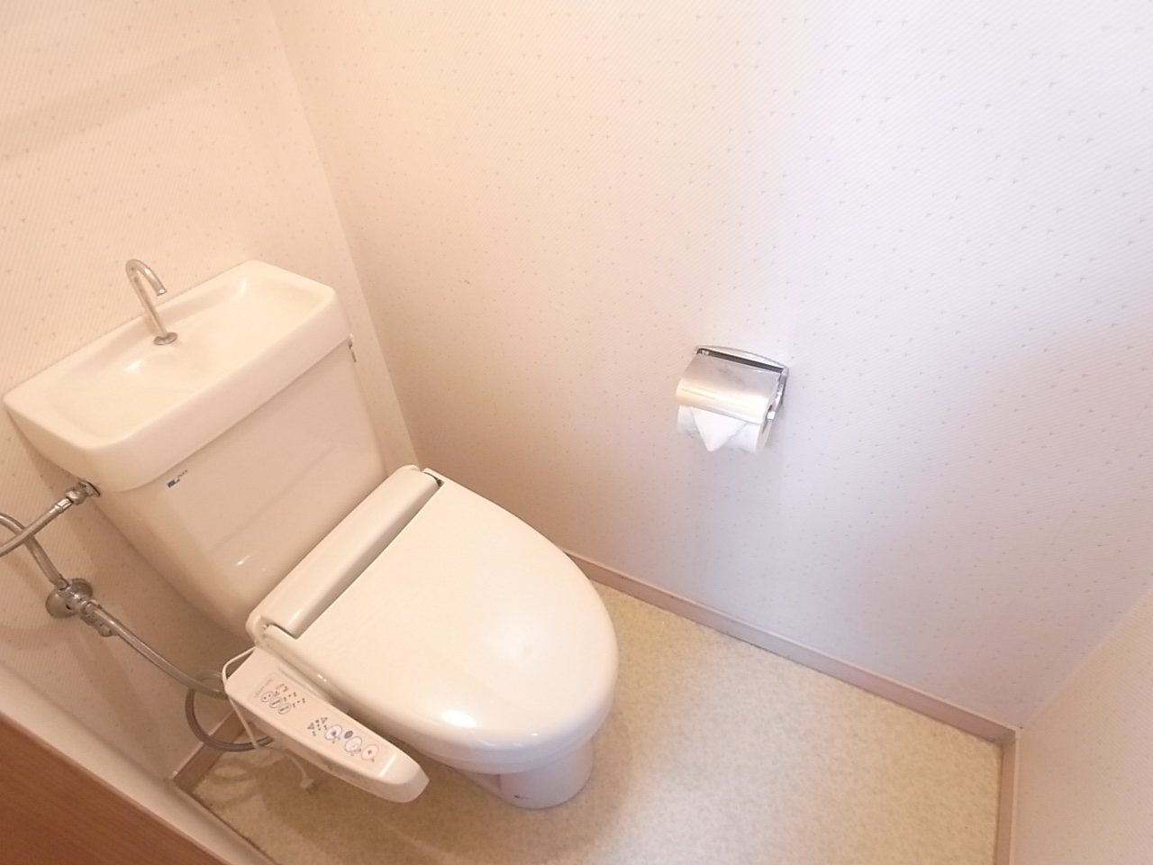 Toilet. Same property reference photograph