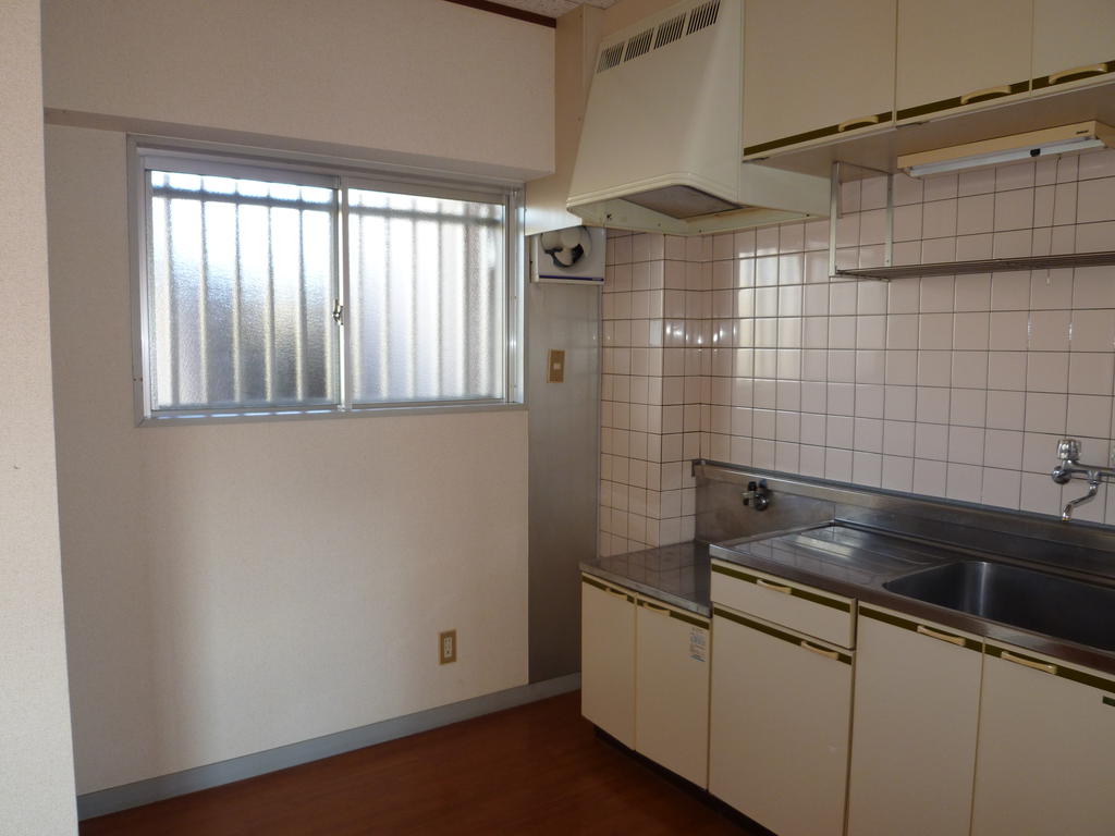 Kitchen. A lot of sink top and bottom of the storage gas stove can be installed in ☆ 