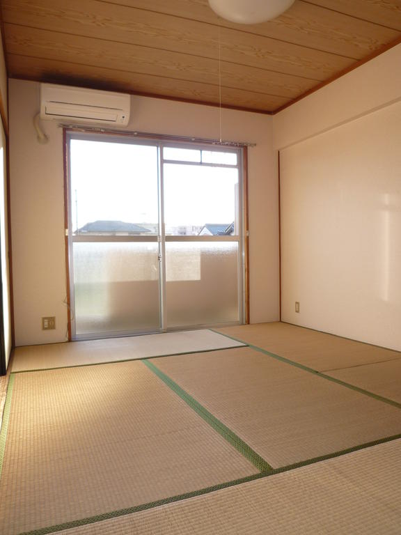 Living and room. Also relax in the Japanese-style room It is a good one